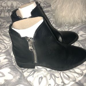 American Eagle black zipper booties size 6